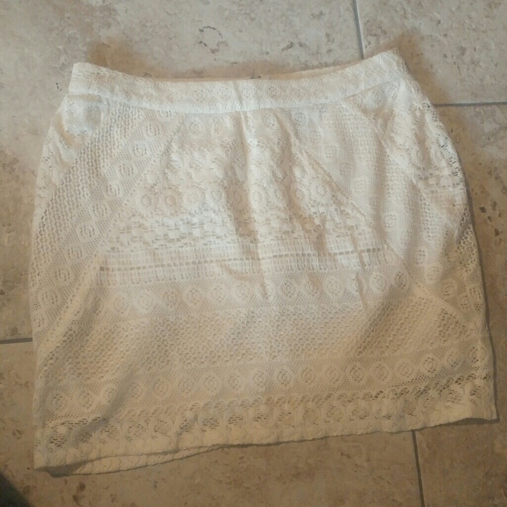 American Eagle Cream Lace Mini skirt